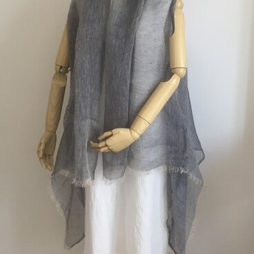 リネンガーゼのストールジレ(紺) ピン付き