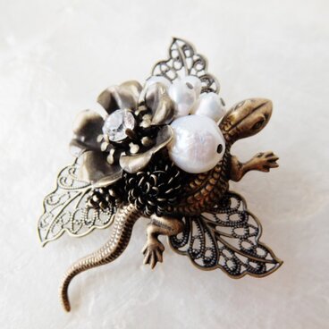 【ぶらん】不揃い淡水パールと蜥蜴（とかげ）ブローチ
