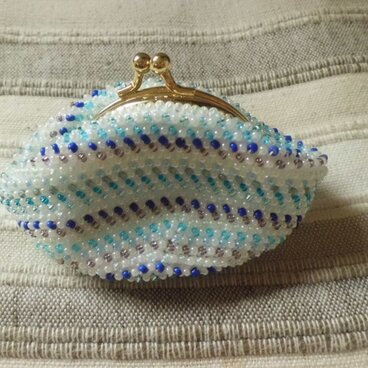 【送料無料】ビーズ編みがま口財布　青色ストライプ柄