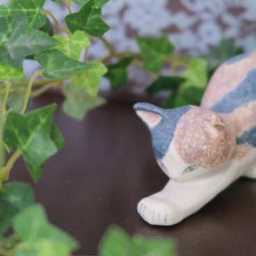 猫の置物　のびのび　ミケ(マット釉）