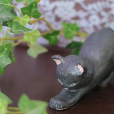 猫の置物　のびのび　クロ(マット釉）