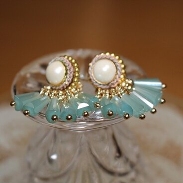 ベビーブルー＆ホワイトピアス