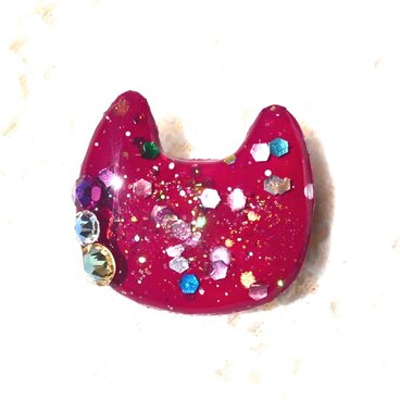 猫型ラメブローチボルドー