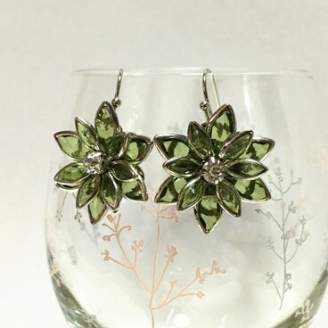 立体的な お花の耳飾り  ライトグリーン