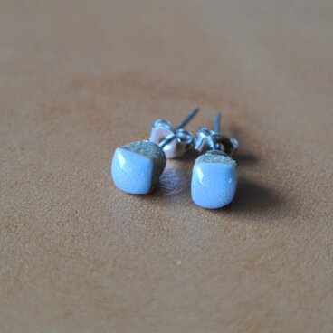 小さな水色ピアス