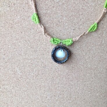 シェルチャームのヘンプペンダント