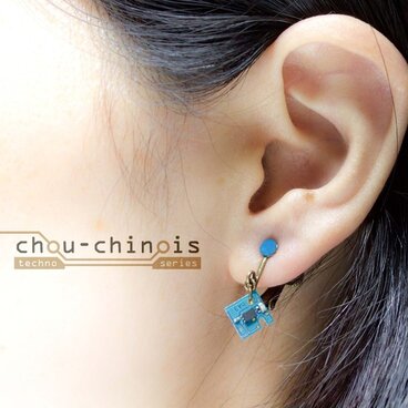 小さな基板のイヤリング