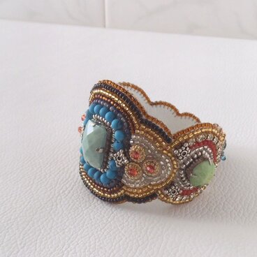 【ビーズ刺繍】翡翠色パーツのインド風ブレスレット