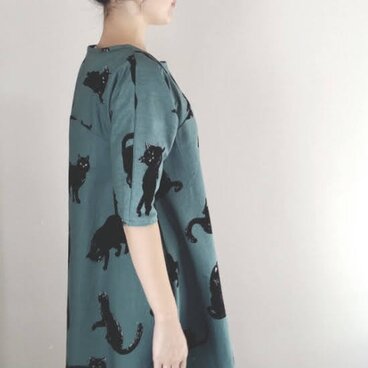 こなまいきな黒猫のワンピース＊ポケット付き＊国産コットン　綿100％＊五分袖＊リーフグリーン