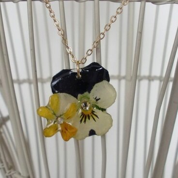 R様ご予約ビオラのネックレス