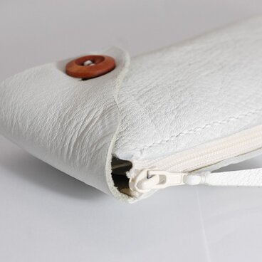 【新作】白い革のアシンメトリーペンケース