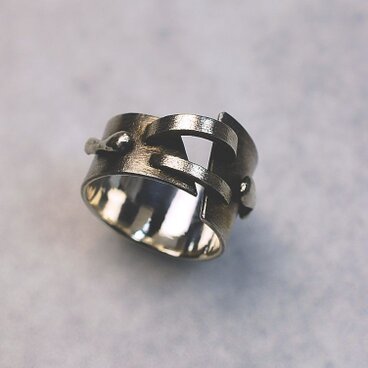 アーチ角線で繋いだ　シルバーリング