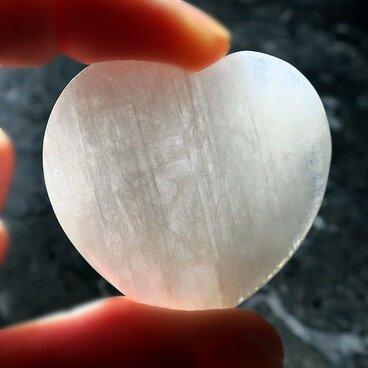 グリーンランド産クリオライト（氷晶石）ハートカービング 30mm