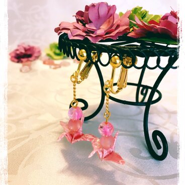 ゆらり♪鶴の折り紙イヤリング ピンク