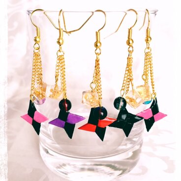 小さな手裏剣のゆらゆらチェーンピアス