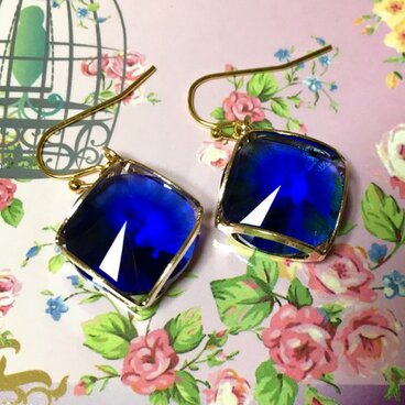 サファイアブルーの菱形ピアス  イヤリング