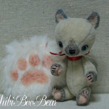 小さなシャム猫