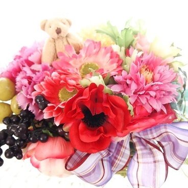 くまちゃんとお花山盛りの花かご