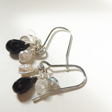 ブラックスピネルのプチピアス