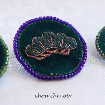 銅の小松さんブローチ