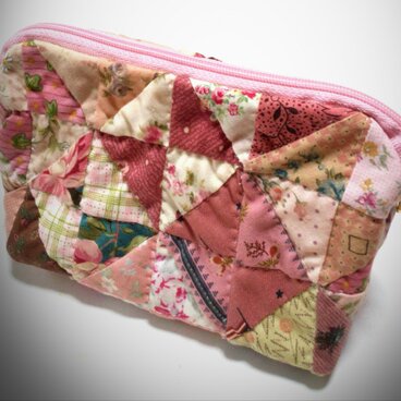 パッチワークのファスナーポーチ　三角つなぎ　ピンク