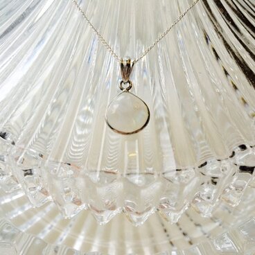 虹色ブルームーンストーンペンダント