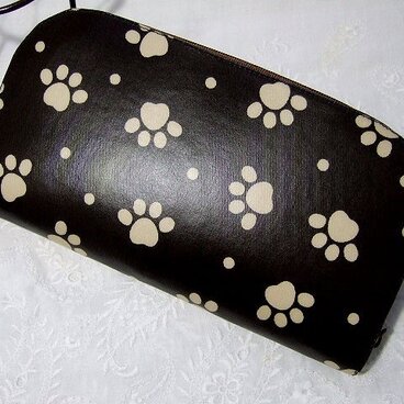 肉球いっぱいラウンドファスナー長財布足あと　茶色