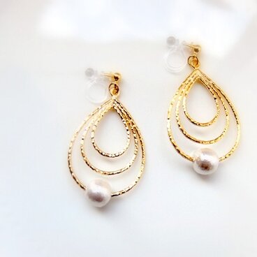 しずくの中のコットンパールイヤリング