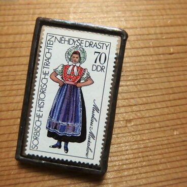 ヴィンテージ切手のブローチ - 東ドイツ 民族衣装2