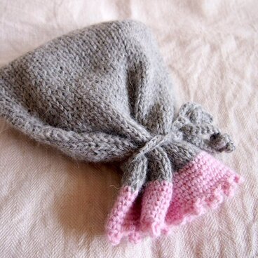 シンプルなカシミヤ＆ウールのニットのポーチ