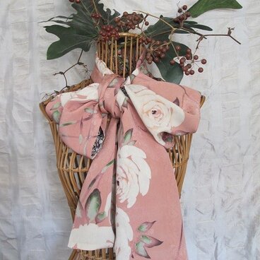 松岡様ご予約　薔薇柄のストール