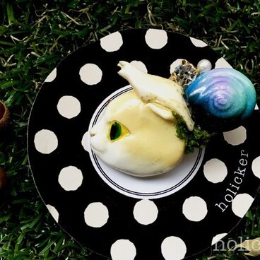 頭にカタツムリ・ブローチ　ネコ