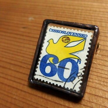 ヴィンテージ切手のブローチ - チェコスロバキア 数字60