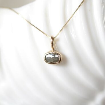 ナチュラルダイヤモンド10kゴールドペンダント（天然グリーングレー）