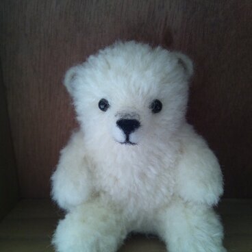 おすわりシロクマ