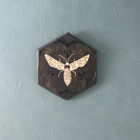 陶の壁掛け(蜂)の画像