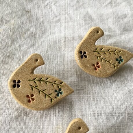 【オーブン粘土】見返り花鳥ブローチ