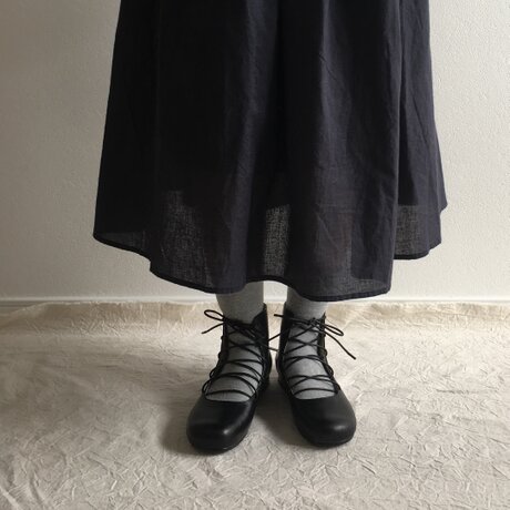 黒い革の編み上げブーツの画像