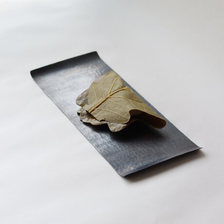 鎚目模様の角小盆　[　黒染　]