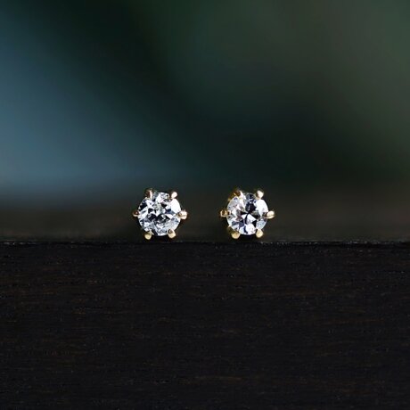 K18ダイヤモンド2mmの爪留め一粒ピアス　～Stellaの画像