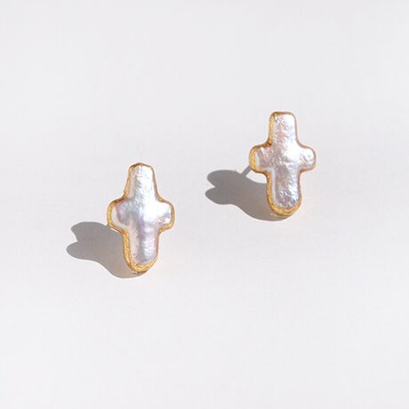 金箔パール[ピアス・イヤリング]／Small white cross／淡水パール・金箔・スタッドピアスの画像