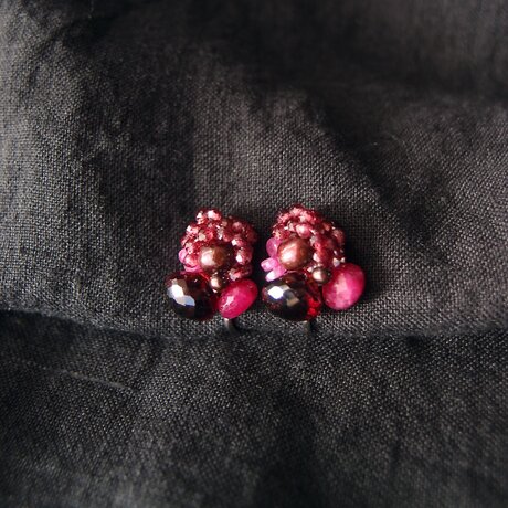 【天然石刺繍／イヤリング】ruby × garnet × pearlの画像