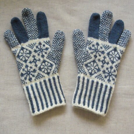 ◆◇花と雪模様の編み込み手袋◇◆（ジーンズブルー）の画像
