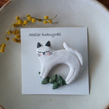 陶器で作った ネコのブローチ10  ( リース A  ）　の画像