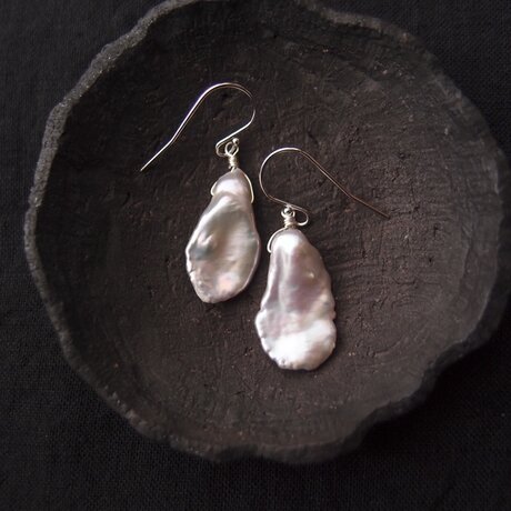 【SV】Petal Pearl Earrings／花びらパール フックピアス（Gray）の画像