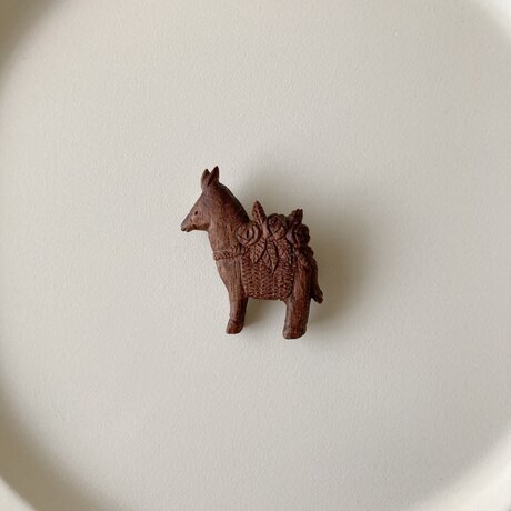 ロバの花籠|ウォルナットの木彫りブローチ(受注制作)【ご注文から1ヶ月以内にお届け】