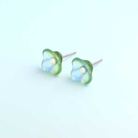 ヴィンテージガラスとパール｜透明な花のピアス/ノンホールピアス［グリーンブルー］　pag055