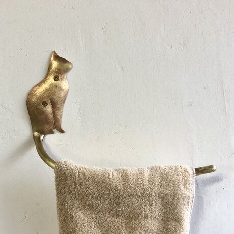 真鍮製　猫の横向きのタオルハンガーの画像