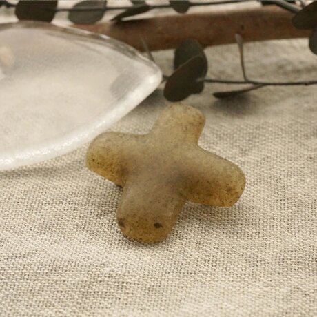 〈 cross 〉 brooch ｜ ブローチ - brownの画像
