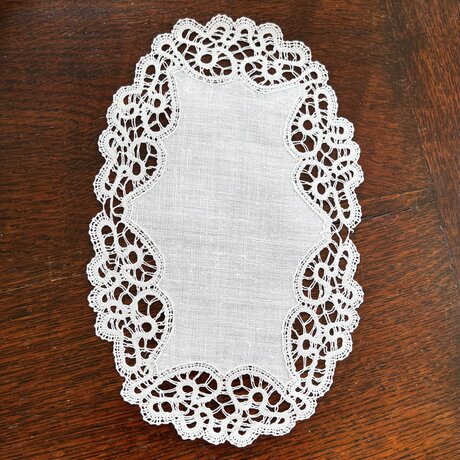 スェーデンレース縁楕円ドイリー　B
